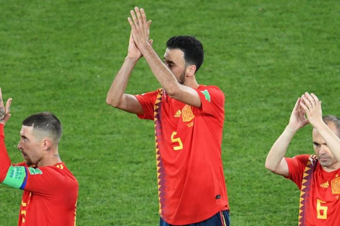 Pemain Spanyol, Sergio Ramos (kiri), Sergio Busquets (tengah), dan Andres Iniesta, bertepuk tangan untuk suporter seusai laga Grup B Piala Dunia 2018 kontra Maroko di Kaliningrad Stadium, Kaliningrad, Rusia pada 25 Juni 2018. 