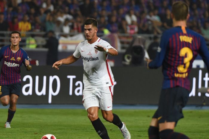 Penyerang Sevilla, Andre Silva (tengah), dalam laga Piala Super Spanyol melawan Barcelona di Stadion Ibn Batouta, Tangiers, Maroko, 12 Agustus 2018.