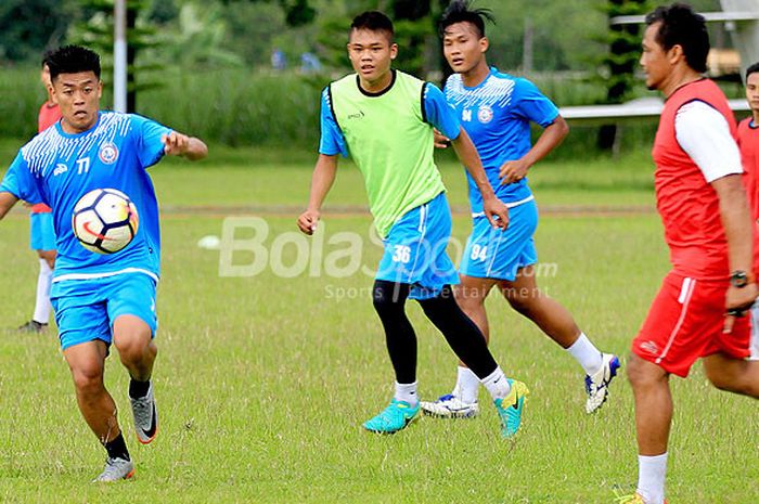 Aksi Jefri Kurniawan (kiri) saat berlatih bersama Arema FC di Lapangan Dirgantara Kabupaten Malang, Jawa Timur, Jumat (08/12/2017) sore.