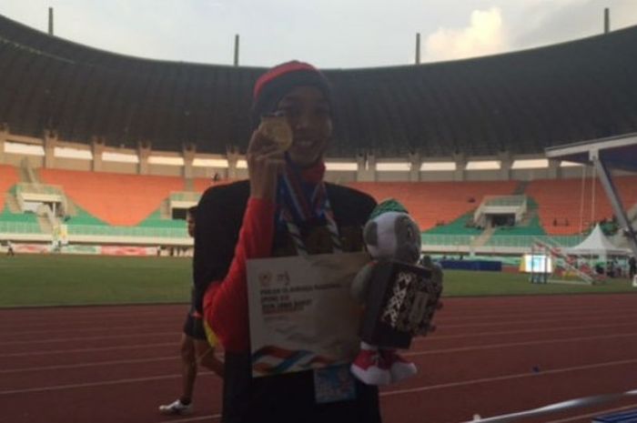 Atlet lompat tinggi asal DKI Jakarta, Nadia Anggraini, meraih emas pada PON 2016 di Stadion Pakansari, Cibinong, Jawa Barat, Kamis (22/9/2016).