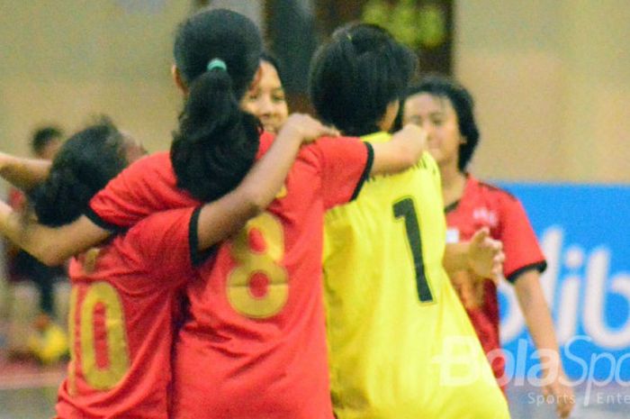 Tim Futsal UPI Putri merayakan kemenangan.