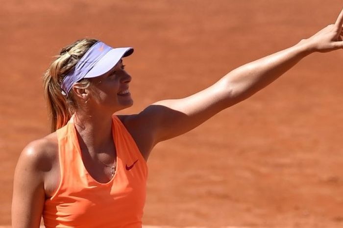 Petenis Rusia, Maria Sharapova, melakukan selebrasi setelah mengalahkan Christina Mchale (Amerika Serikat) pada babak kesatu turnamen Italia Terbuka di Foro Italico, Roma, Senin (15/5/2017). Sharapova menang dengan skor 6-4, 6-2.