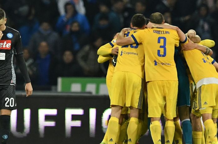 Para pemain Juventus merayakan kemenangan 1-0 atas Napoli dalam laga Liga Italia di Stadion San Paolo, Naples, pada 1 Desember 2017.
