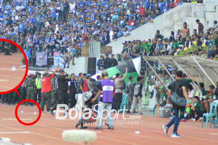 Botol yang berada di dekat bench Persebaya Surabaya dan tribune Bonek kala pertandingan melawan PSIS Semarang di Stadion Moch Soebroto, Magelang, Minggu (22/7/2018).
