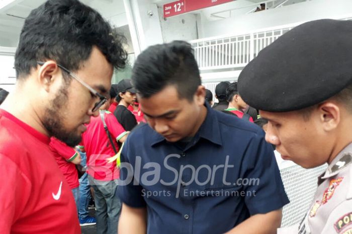 Pemeriksaan barang bawaan suporter di Stadion Utama Gelora Bung Karno, Senayan, Jakarta, jelang laga timnas Indonesia kontra Islandia pada Minggu (14/1/2018).