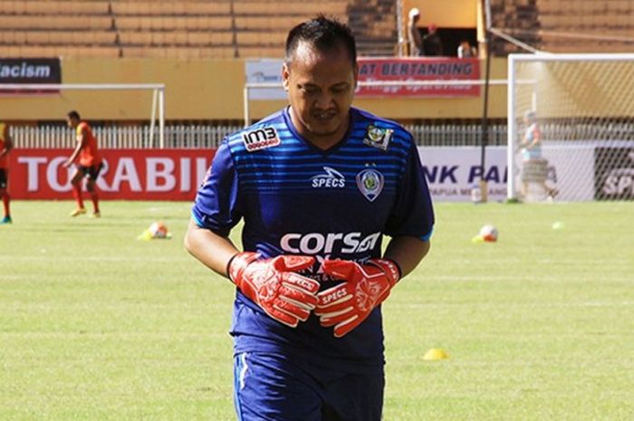 Kiper Arema Cronus, Achmad Kurniawan, saat menjalani sesi pemanasan di Stadion Mandala Jayapura pada 24 Oktober 2016.