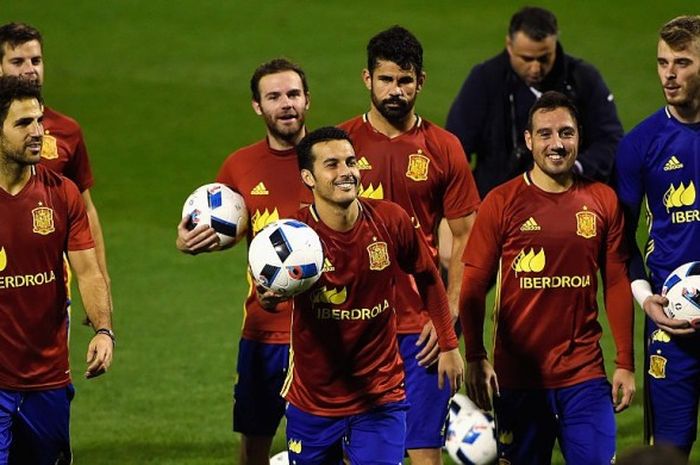 Para pemain timnas Spanyol saat melakoni sesi latihan terbuka di Estadio Jose Rico Perez, Alicante, 12 November 2015.