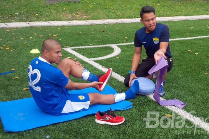 Tantan (kiri) berlatih terpisah ditemani salah seorang ofisial Persib di Lapangan Lodaya, Bandung. 