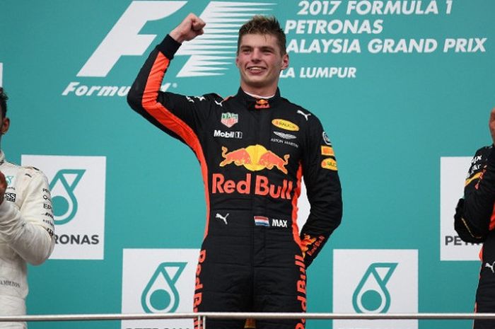 Max Verstappen (tengah) merayakan keberhasilannya dalam memenangi balapan GP Malaysia yang berlangsung di Sirkuit Sepang, Minggu (1/10/2017).