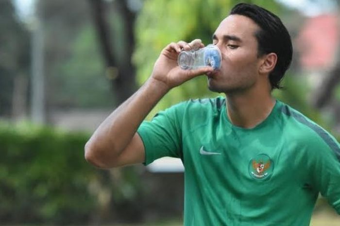 Striker Timnas U-22 Indonesia Ezra Walian minum di sela joging pada sesi latihan pertama di Lapangan Lumintang, Denpasar, Selasa (23/5/2017) pagi. 