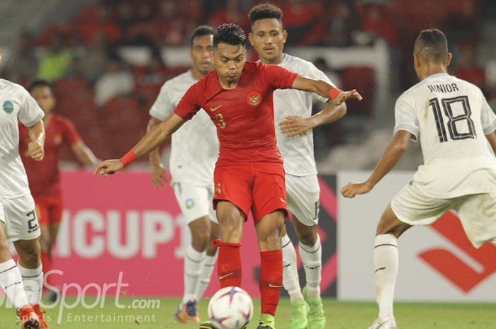  Aksi pemain timnas Indonesia, Alfath Fathier saat menghadapi timnas Timor Leste, pada laga kedua fa