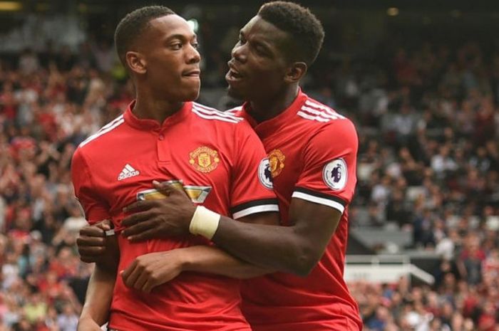 Striker Manchester United, Anthony Martial (kiri), merayakan golnya ke gawang West Ham bersama Paul Pogba dalam partai Liga Inggris di Old Trafford, 13 Agustus 2017.