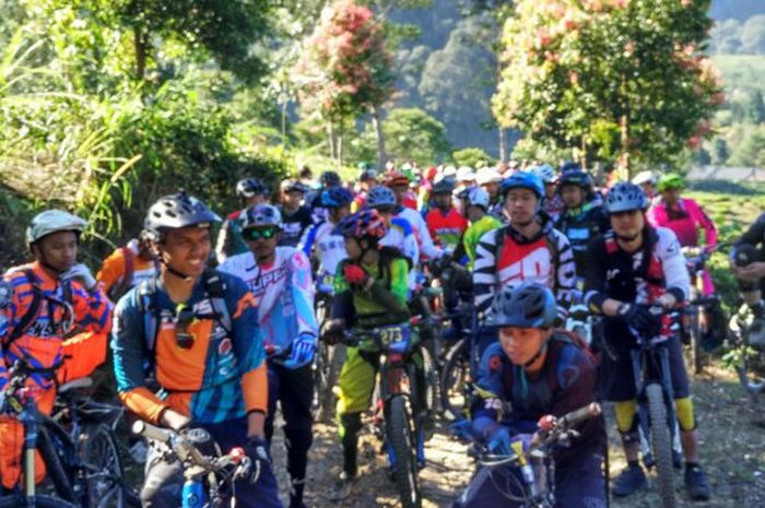 Para peserta Kompetisi balap sepeda gunung Indonesia Enduro (INDURO) Seri IV saat melakukan start di kawasan Puncak, Bogor, Jawa Barat, Minggu (27/8/2017).