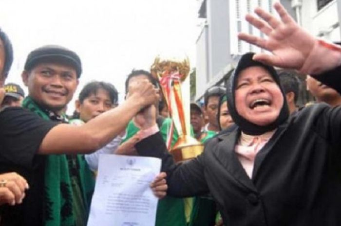 Di depan ribuan Bonek mania Wali kota Surabaya, Tri Rismaharini bersama perwakilan Bonek mania menunjukkan surat yang ditujukan kepada PSSI pusat tentang aspirasi Bonek mania, Senin (15/4/2013).