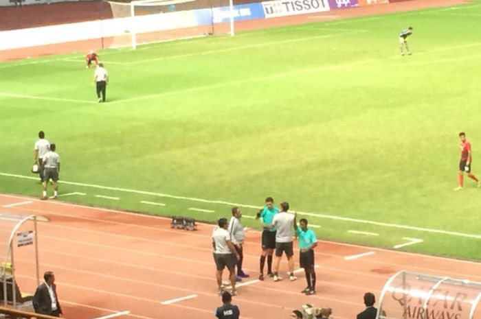 Asisten pelatih timnas U-23 Indonesia, Bima Sakti, diusir wasit, dalam pertandingan babak 16 besar sepak bola Asian Games 2018 melawan Uni Emirat Arab di Stadion Wibawa Mukti, Jumat (24/8/2018). 