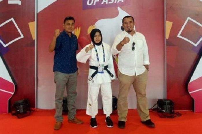 Miftahul Jannah (tengah) atlet judo asal Aceh pada Asian Para Gamse 2018, foto bersama Wakil Ketua I KONI Abdya, Alamsyah Putra (kanan) selaku pendamping dan salah seorang pengurus HIPMI Abdya, sebelum didiskualifikasi karena Miftah tidak mau melepas jilbabnya. 