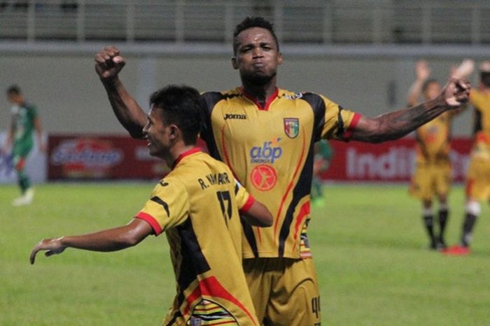 Bek Mitra Kukar, Mauricio Leal, selepas mencetak gol ke gawang PSMS Medan di Stadion Aji Imbut, Tenggarong, Selasa (22/5/2018) 