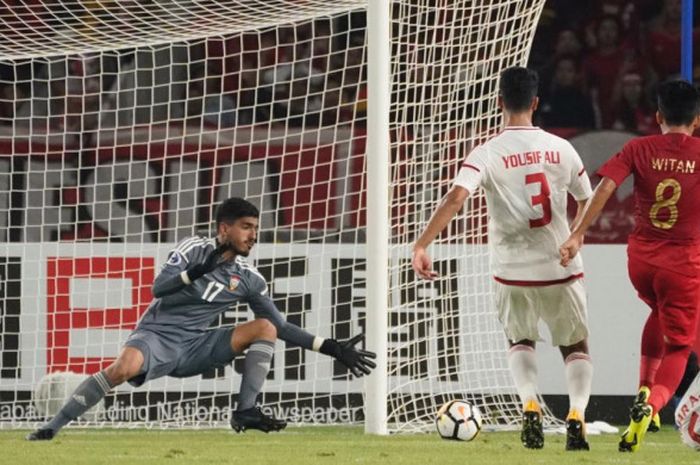 Pemain Timnas u-19 Indonesia, Witan Sulaeman, mencetak gol ke gawang Uni Emirat Arab pada laga fase grup Piala Asia U-19 di Stadion Utama GBK, Jakarta, Rabu (24/10/2018).