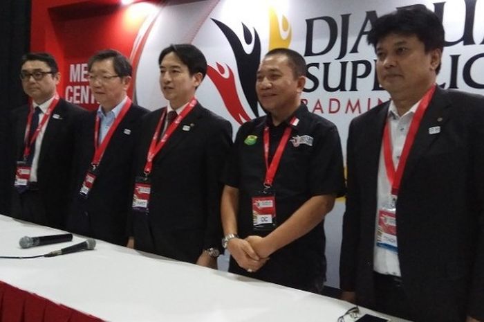 Seketaris Jenderal PBSI, Achmad Budiharto (kedua dari kanan), berpose bersama Wali Kota Yokote Takahashi Dai (ketiga dari kanan), Ketua Asosiasi Bulu Tangkis Yokote Saito Eikichi, di DBL Arena, Surabaya, Sabtu (25/2/2017).