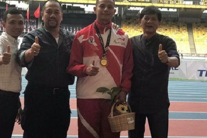 Atlet atletik National Paralympic Committee (NPC) Sumatera Utara, Alan Sastra Ginting, 2 dari kanan (merah). 
