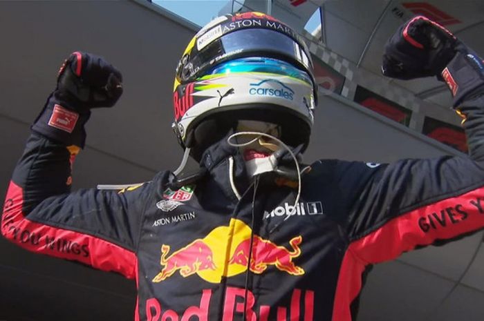 Pebalap Red Bull Racing, Daniel Ricciardo, merayakan kemenangannya pada balapan Formula 1 (F1) 2018 di Sirkuit Internasional Shanghai, China, Minggu (15/4/2018).