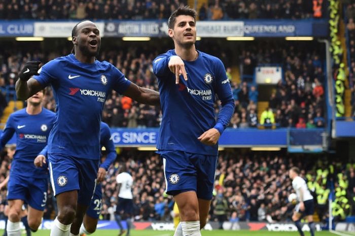 Striker Chelsea, Alvaro Morata (kanan), merayakan gol yang dicetak ke gawang Tottenham Hotspur dalam laga Liga Inggris di Stadion Stamford Bridge, London pada 1 April 2018.