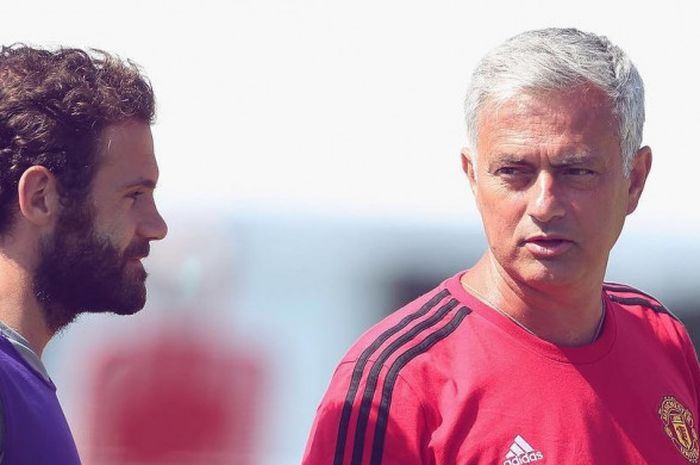 Jose Mourinho tampak memberikan arahan di lapangan kepada Juan Mata di tur pramusim Manchester United di Amerika Serikat, Senin (24/7/2017).