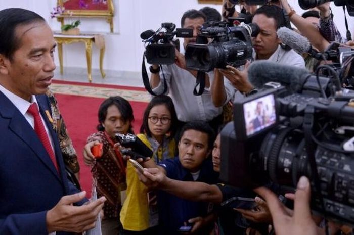 Presiden Joko Widodo memberikan keterangan kepada para wartawan dari berbagai jenis media massa usai pertemuan trilateral dengan Malaysia dan Filipina di Gedung Agung, Yogyakarta, Kamis (5/5/2016). Medium jurnalisme bisa berbentuk apa saja, namun semangat jurnalisme akan tetap kekal.