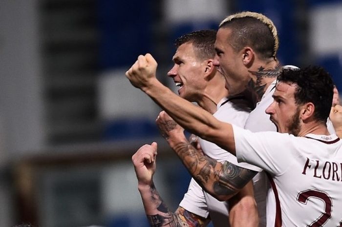 Penyerang AS Roma, Edin Dzeko (kiri), merayakan gol yang dia cetak ke gawang Sassuolo dalam pertandingan Serie A di Stadion Mapei, 26 Oktober 2016.