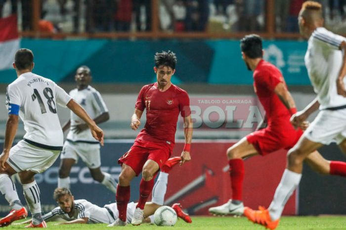 Bek timnas Indonesia, Gavin Kwan Adsit, berduel dengan para pemain Mauritius pada laga persahabatan 