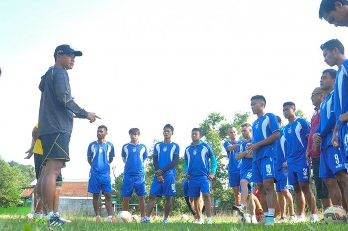 Pelatih Arema Cronus, Joko Susilo, saat memberikan instruksi kepada pemainnya ketika latihan pertama di Tenggarong, tepatnya di lapangan Bukit Biru pada Kamis (7/1/2015) sore.