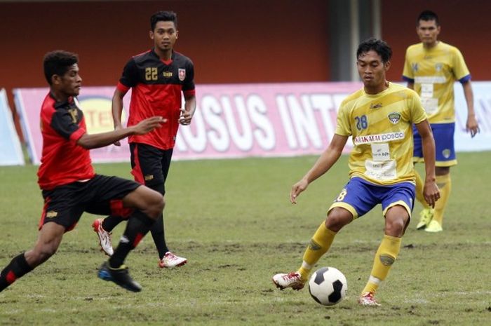 Pemain Cilegon United, Akbar Tanjung (kuning), beraksi saat menghadapi PSMP Mojokerto Putra di semifinal Piala Dirgantara di Stadion Maguwoharjo, Sleman, Senin (6/3/2017).