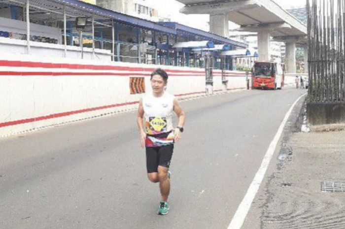 Pelari Electric Jakarta Marathon melintasi jalur cepat Jalan HR. Rasuna Said, Kuningan, Jakarta Selatan pada Minggu (28/10/2018).