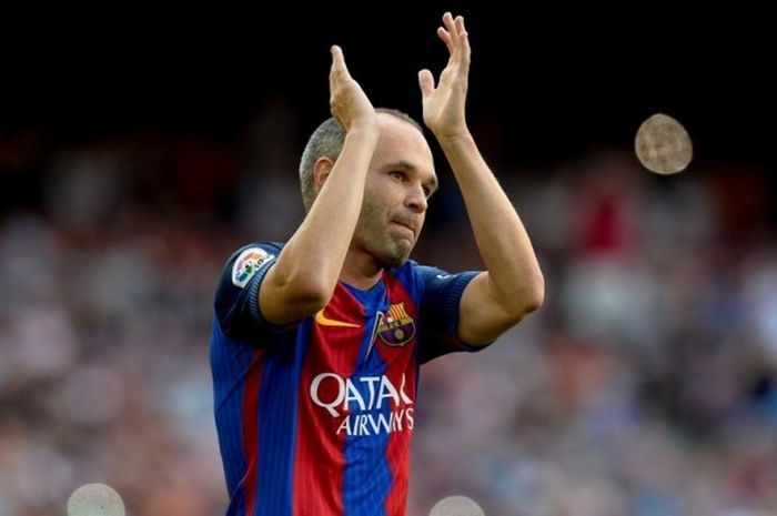    Gelandang FC Barcelona, Andres Iniesta, bertepuk tangan untuk suporter dalam pertandingan persahabatan kontra Sampdoria di Camp Nou, Barcelona, Spanyol, 10 Agustus 2016.   