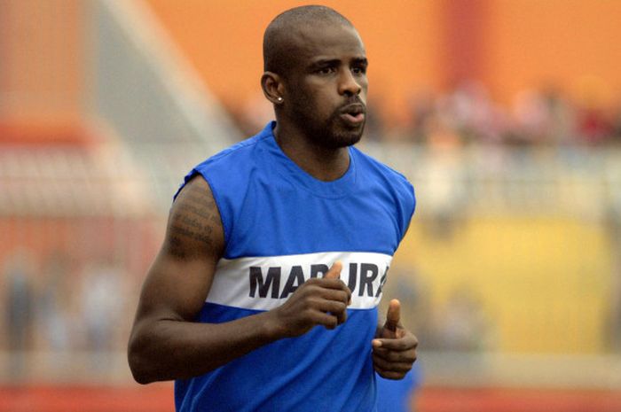 Greg Nwokolo latihan bersama Madura United