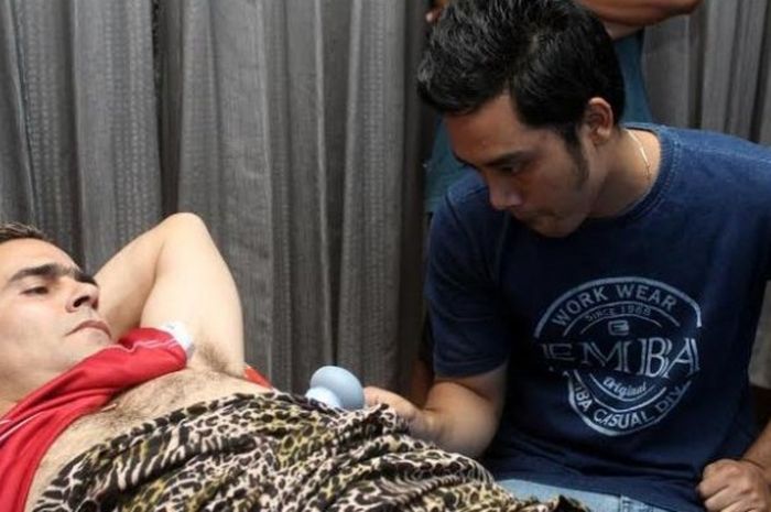 Fisioterapis Maradona saat menangani cedera patah rusuk striker Arema, Cristian Gonzales di klinik yang dikelolanya di Malang. 