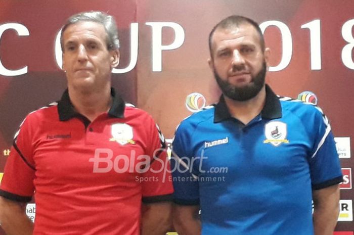 Pelatih Tampines Rovers, Juergen Raab, bersama Fahrudin Mustafic, saat sesi jumpa pers jelang lawan Persija Jakarta dalam laga kedua Grup H Piala AFC 2018 di Hotel Sultan, Senayan, Jakarta Pusat, Selasa (27/2/2018)