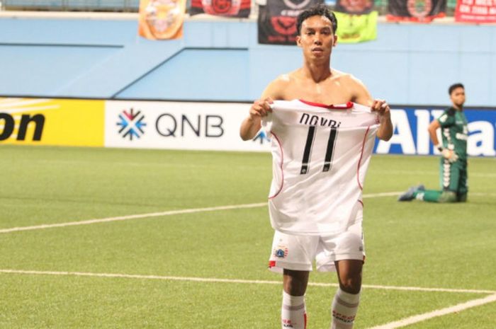 Pemain Persija Jakarta Novri Setiawan selebrasi sambil membuka baju setelah menjebol gawang Tampines Rovers di Stadion Jalan Besar, Singapura, Selasa (24/4/2018).