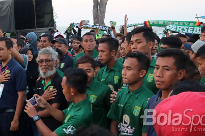  Pemain Persebaya Surabaya menemui Bonek di rest area Tuban, Jawa Timur.