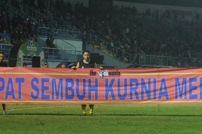 Bentuk dukungan dari kiper Persija Jakarta Andritany Ardhiyasa untuk kiper Arema FC Kurnia Meiga