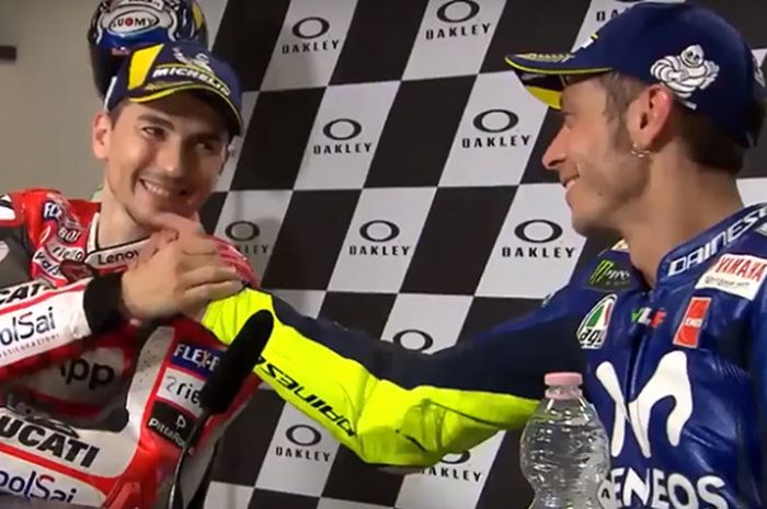              Pebalap Ducati, Jorge Lorenzo (kiri), menjabat tangan Valentino Rossi pada konferensi pers selepas balapan MotoGP Italia di Sirkuit Mugello, Italia (3/6/2018).             