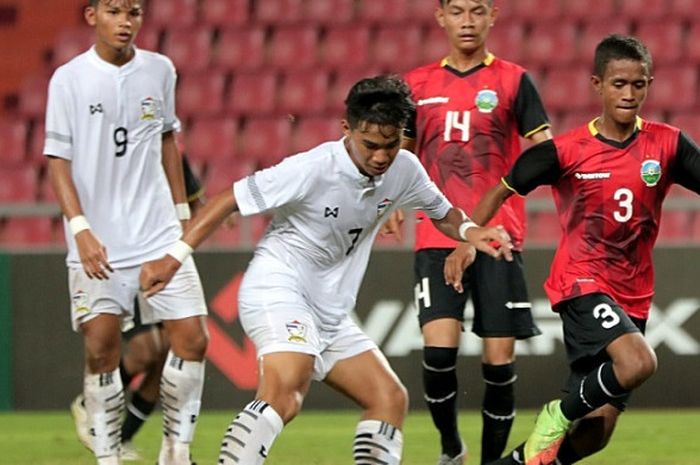 Pemain timnas U-16 Thailand (putih) berebut bola dengan pilar timnas U-16 Timor Leste pada laga Grup G Kualifikasi Piala Asia U-16 2018 di Stadion Rajamangala, Bangkok, 22 September 2017. 