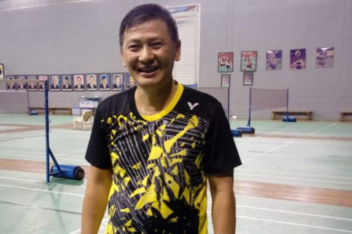 Pelatih kepala tunggal putra nasional Indonesia, Hendry Saputra Kho, berpose seusai menemui awak media jelang turnamen BWF World Tour Finals 2018 di Hall Pelatnas Cipayung, Jakarta Timur, Kamis (6/12/2018).