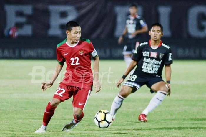 Aksi gelandang timnas U-23 Indonesia, Evan Dimas, dalam laga uji coba kontra Bali United di Stadion Kapten I Wayan Dipta, Gianyar, Bali, Selasa (31/7/2018).