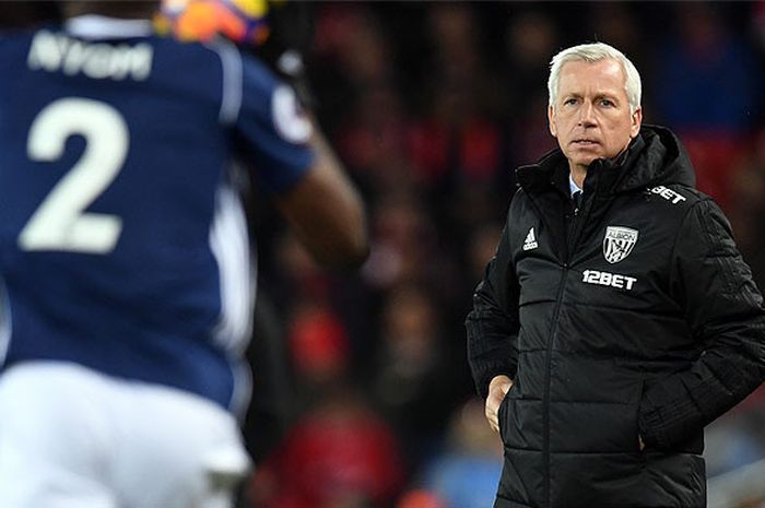 Pelatih West Bromwich Albion, Alan Pardew, mengamati jalannya laga saat timnya melawan Liverpool dalam laga lanjutan Liga Inggris 2017-2018 di Stadion Anfield, Liverpool, pada 13 Desember 2017.