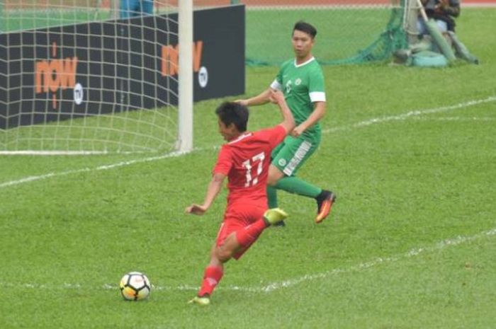 Pemain timnas Hong Kong, Hui Ka Lok berusaha melepaskan sepakan dan coba dihadang bek timnas Makau, Lao Pak Kin pada laga persahabatan internasional yang tak masuk kalender FIFA di Sham Shui Po Sports Ground, Hong Kong, Sabtu (2/9/2017) sore. 