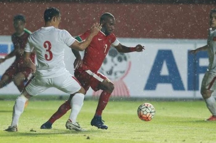 Kapten timnas Indonesia, Boaz Solossa mencoba lepas dari pemain bertahan Vietnam di Stadion Maguwoharjo, Sleman, Minggu (9/10/2016).