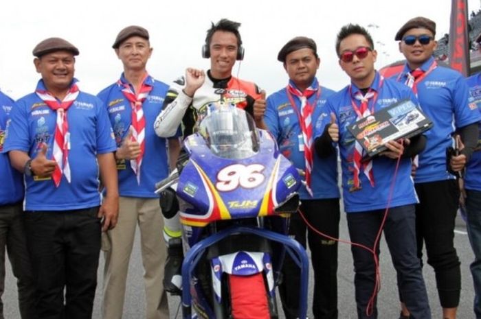 Pebalap Yamaha Indonesia, Imanuel Putra Pratna, berpose bersama tim di grid Sirkuit Chang Buriram, Thailand, sebelum palapan pertama Asia Prodction 250cc seri keenam Asia Road Racing Championship (ARRC) 2016, Sabtu (3/12/2016).