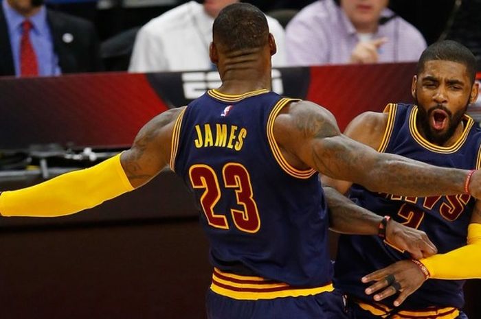 Pemain bintang Cleveland Cavaliers, Kyrie Irving (#2) merayakan keberhasilan mencetak tembakan tiga angka pada akhir kuarter keempat dengan LeBron James (#23) saat menghadapi Detroit Pistons pada gim ketiga playoff NBA Wilayah Timur di The Palace of Auburn Hills, Jumat (22/4/2016) malam waktu setempat atau Sabtu pagi WIB. 