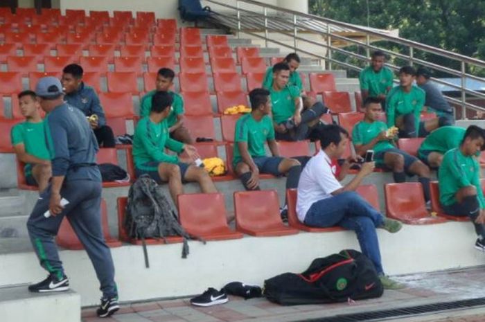 Tim nasional (timnas) U-22 Indonesia bersiap untuk menjalani latihan jelang laga melawan Timor Leste pada babak penyisihan grup SEA Games Kuala Lumpur 2017, Sabtu (19/8/2017).